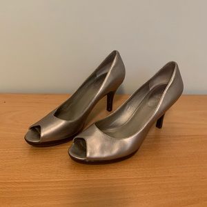 COLE HAAN | Metallic Pewter Peep-Toe Pumps 9.5